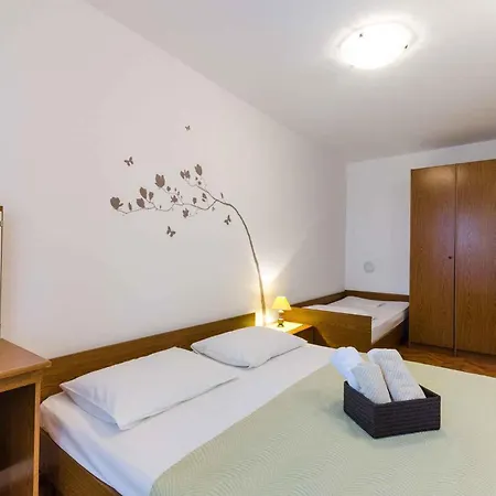 Apartman Two-bedroom In 6 *