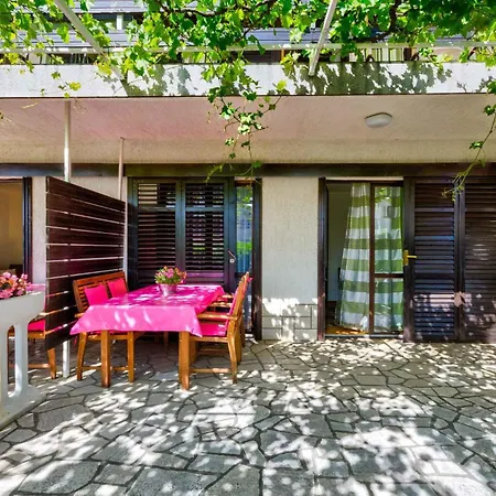 Two-bedroom In 6 Apartment