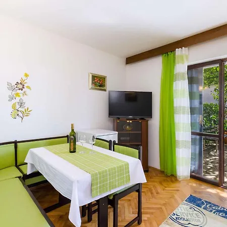 Two-bedroom In 6 Apartment